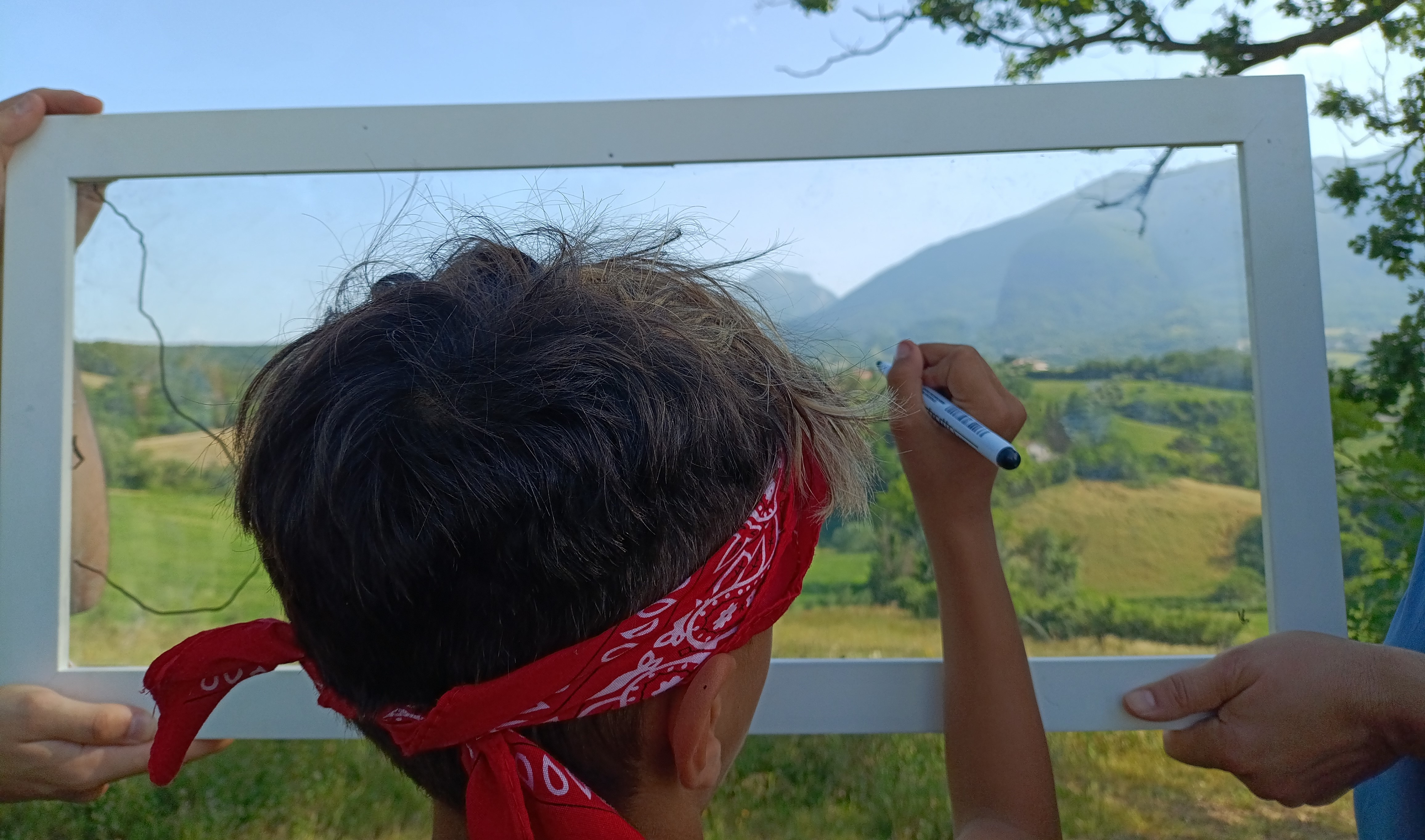 Attività di educazione ambientale e paesaggistica per bambini - bambina colora mappa