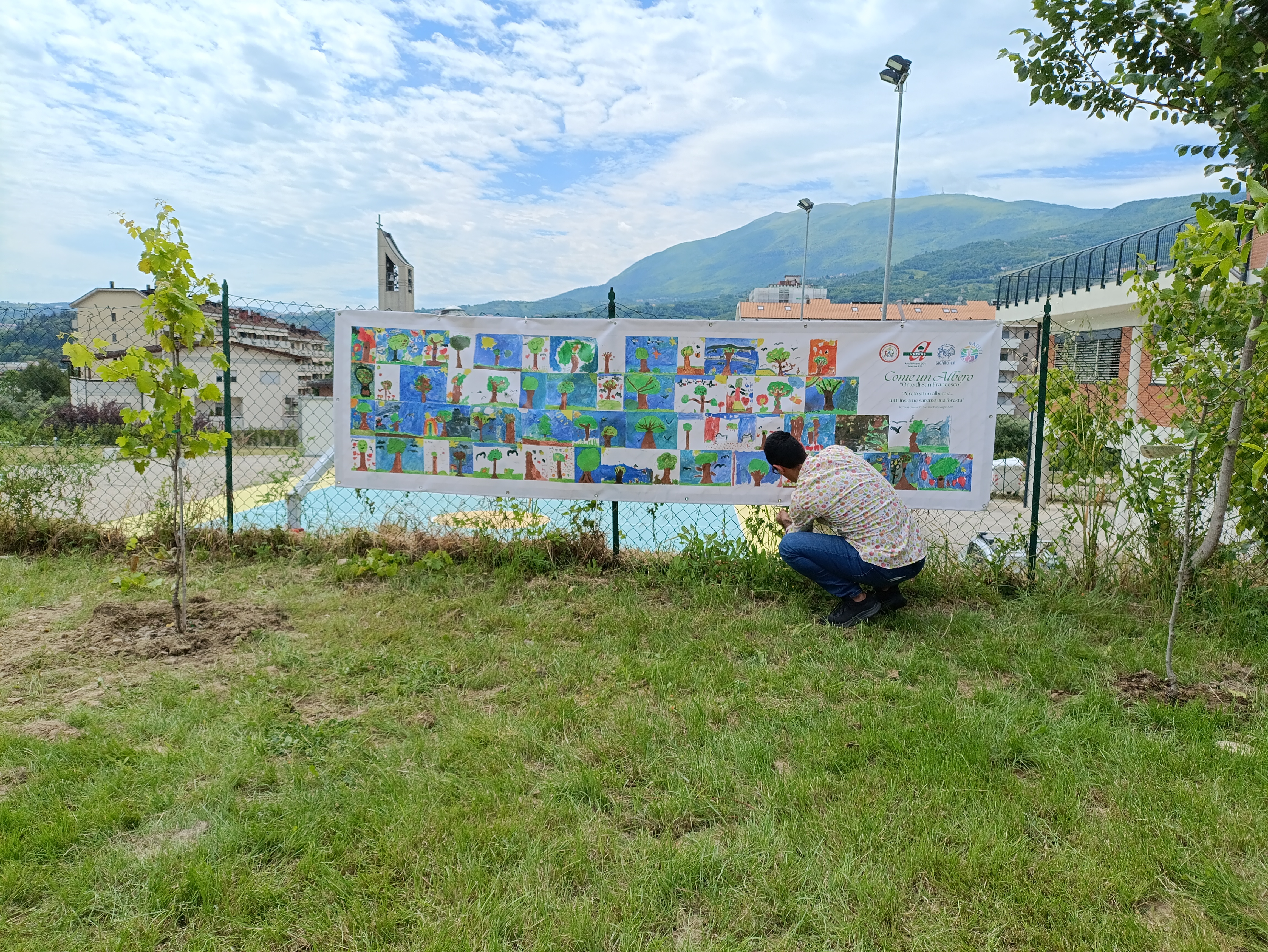 Attività di educazione ambientale e paesaggistica per bambini - bambina colora mappa